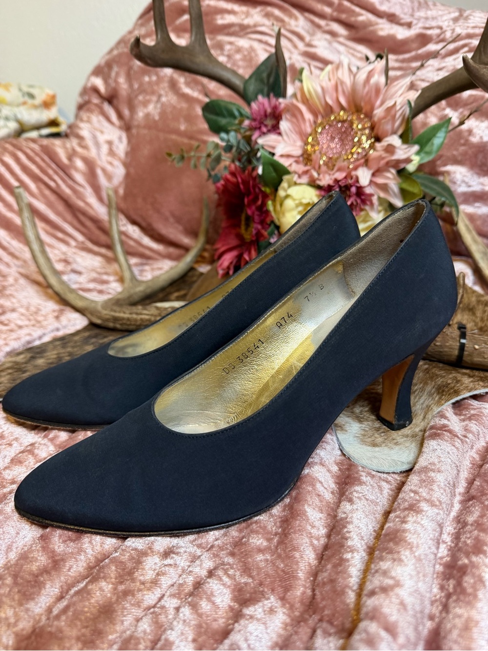 Vintage Salvatore Ferragamo Navy Blue Fabric Pumps 7.5 B Made in Italy
